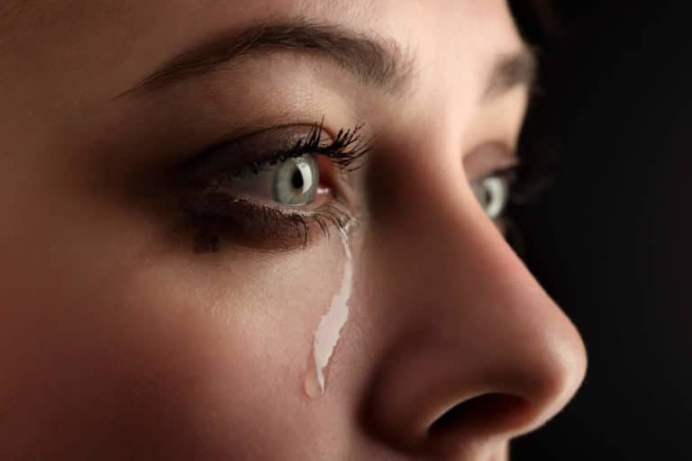 Frau weint vor Liebeskummer