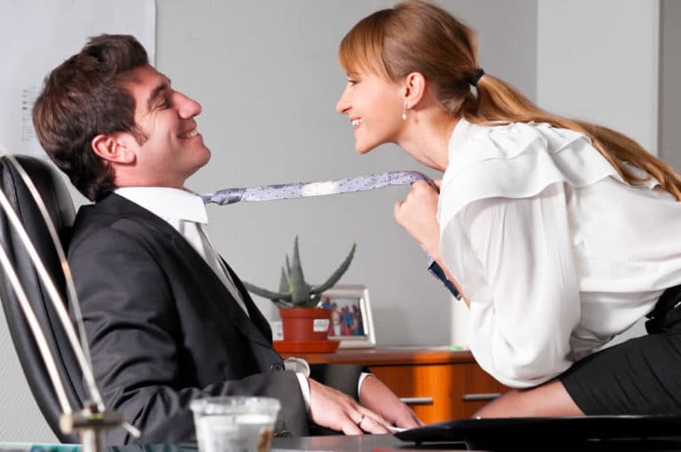 Frau flirtet mit Mann im Büro