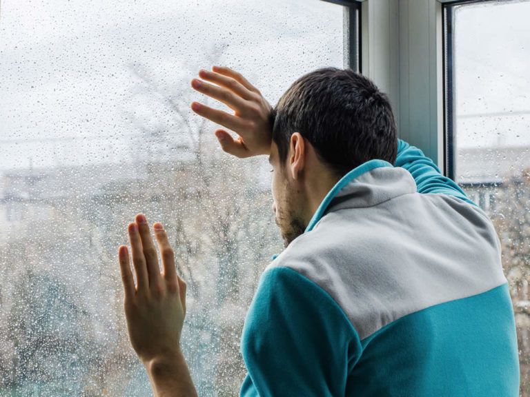 Trauriger Mann am Fenster