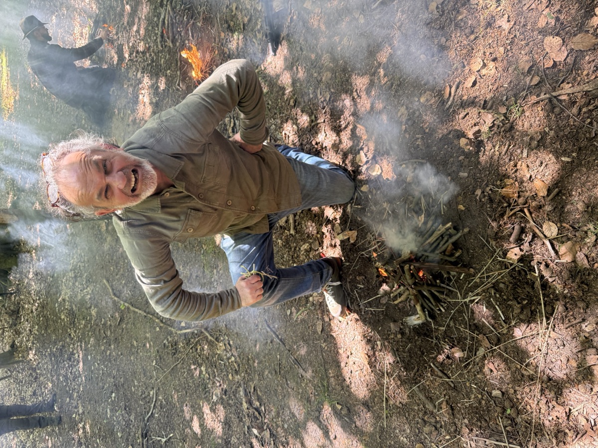 Teilnehmer feiert seinen ersten selbstgemachten Feuer beim Survival Base Camp