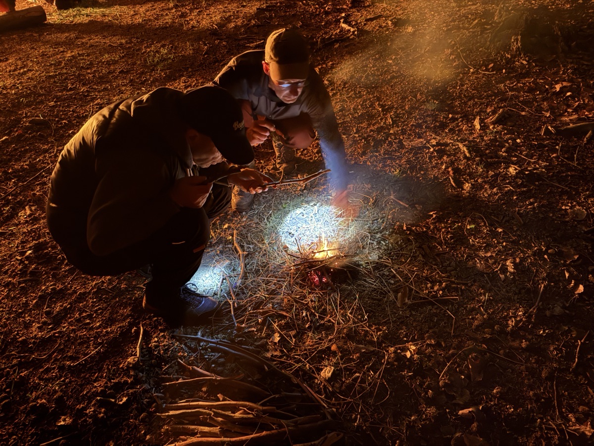 Feuerprobe beim Survival Base Camp - zwei Teilnehmer entz&uuml;nden gemeinsam ein Feuer